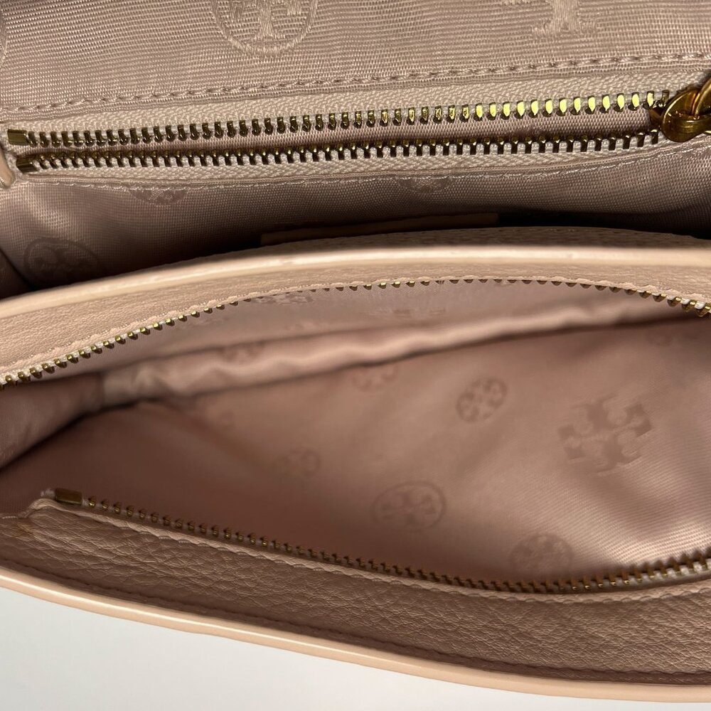 Tory Burch Britten Chain Crossbody Clutch Beige Pebbled Leather Gold Logo - Picture 2 of 4